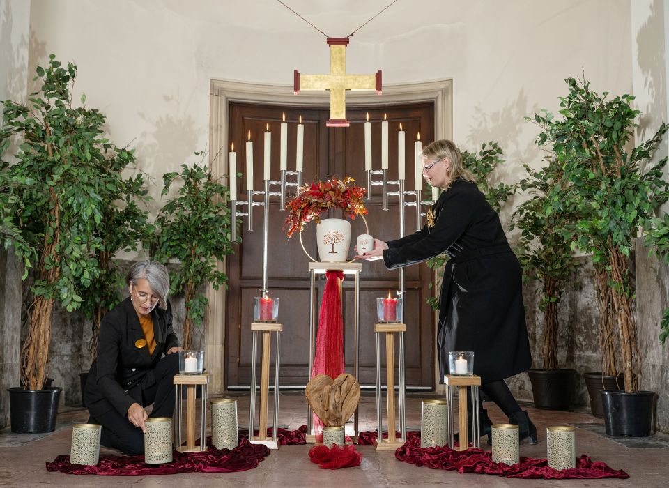 Bestattungsvorbereitung in der Trauerhalle Neustadt