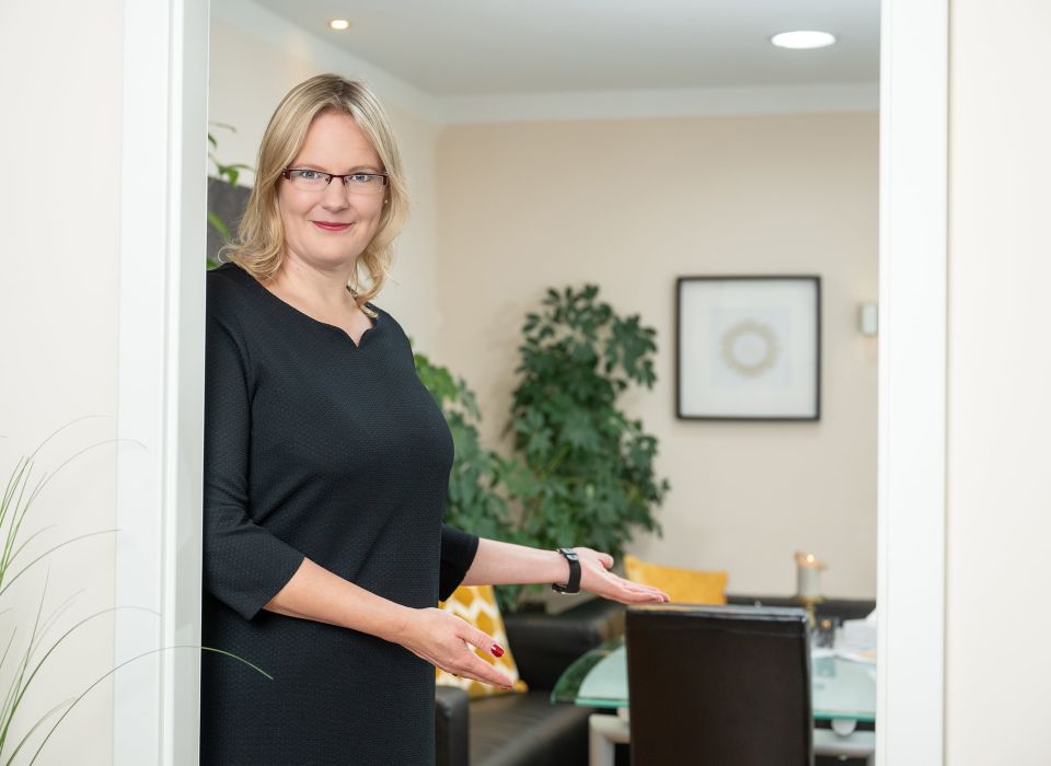 Eva Keller begrüßt sie